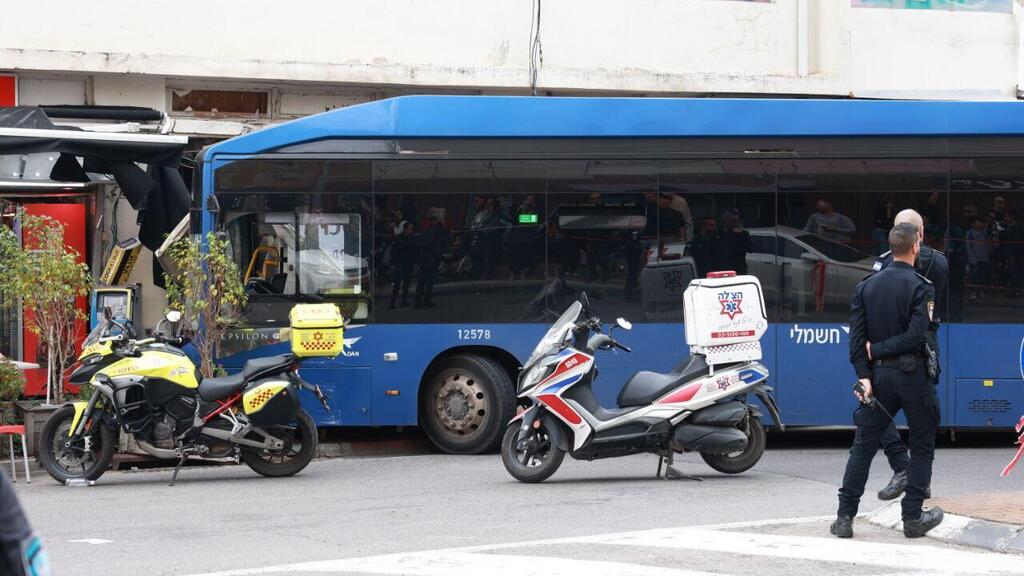  הזירה בה אוטובוס התנגש בבניין ברחוב ביאליק ברמת גן