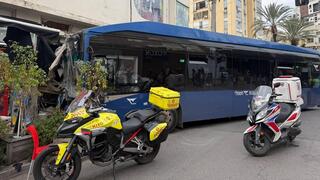  הזירה בה אוטובוס התנגש בבניין ברחוב ביאליק ברמת גן
