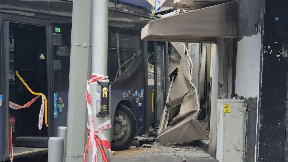 הזירה בה אוטובוס התנגש בבניין ברחוב ביאליק ברמת גן