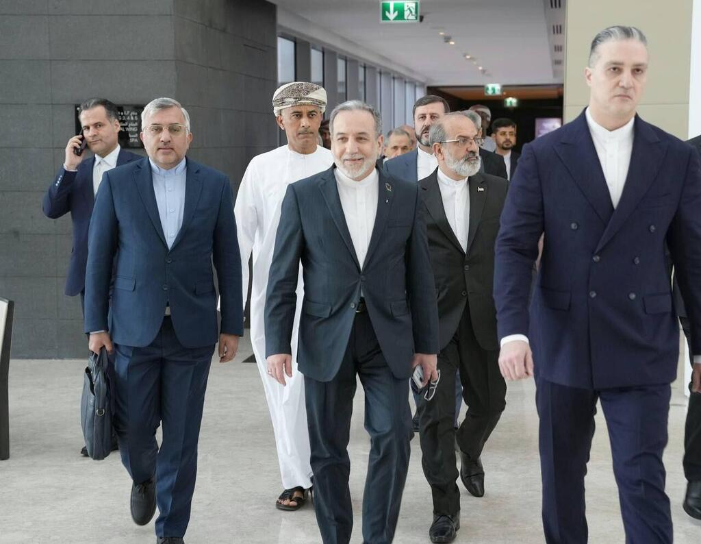 עבאס עראקצ'י שר החוץ האיראני בביקור בעומאן