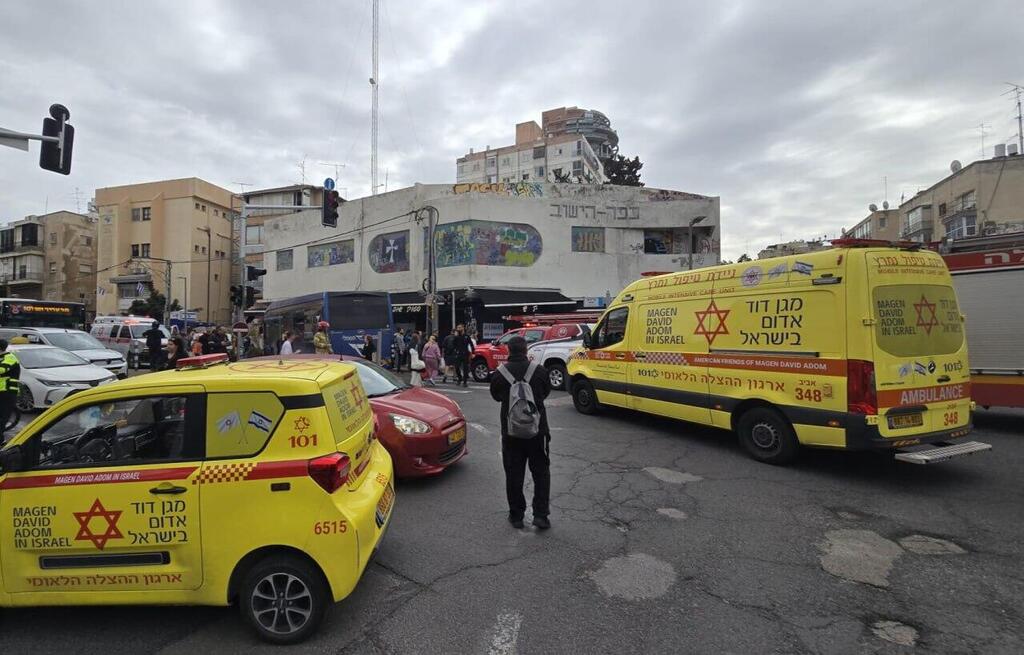 אוטובוס שהתנגש בבניין ברחוב ביאליק ברמת גן
