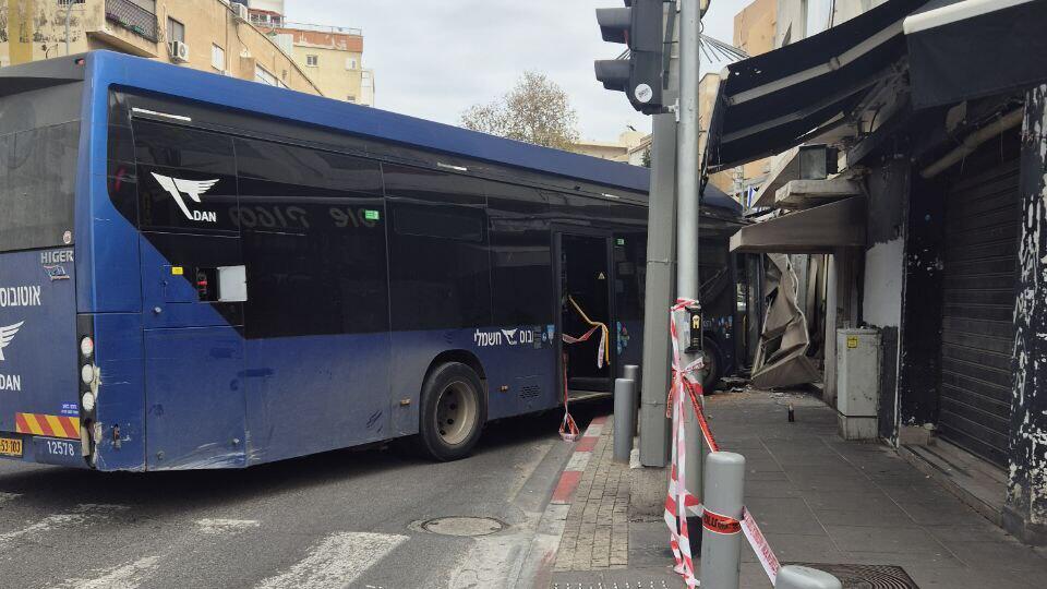  הזירה בה אוטובוס התנגש בבניין ברחוב ביאליק ברמת גן
