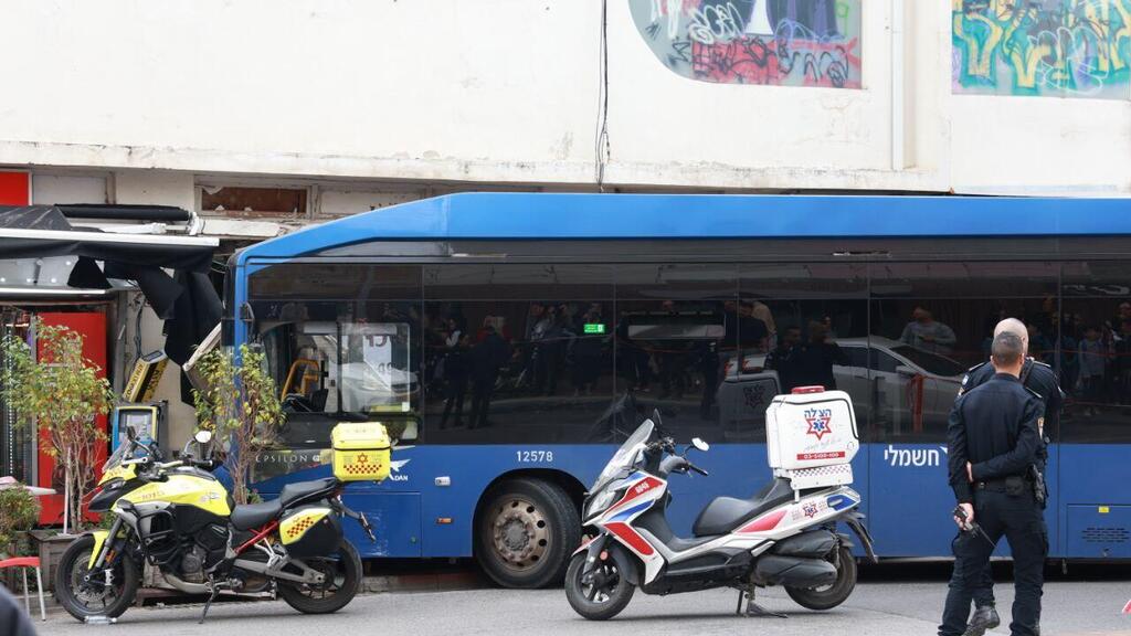  הזירה בה אוטובוס התנגש בבניין ברחוב ביאליק ברמת גן