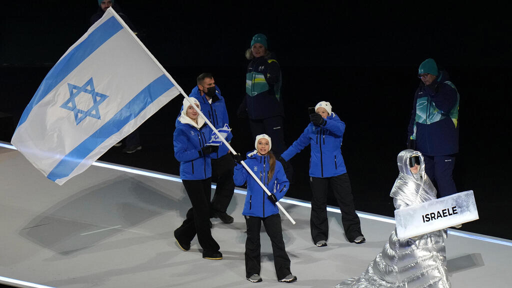 Мария Сенюк - знаменосец на открытии Олимпиады (Фото: AP Photo/Francisco Seco) סניוק ודגל ישראל
