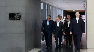 עבאס עראקצ'י שר החוץ האיראני בביקור בעומאן