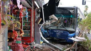  הזירה בה אוטובוס התנגש בבניין ברחוב ביאליק ברמת גן