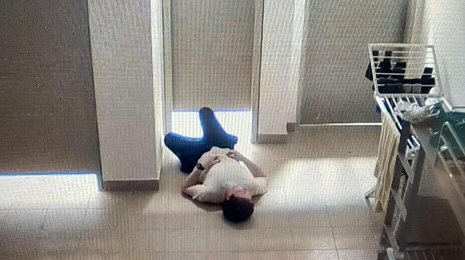 אייגס שרוע על רצפת הכלא