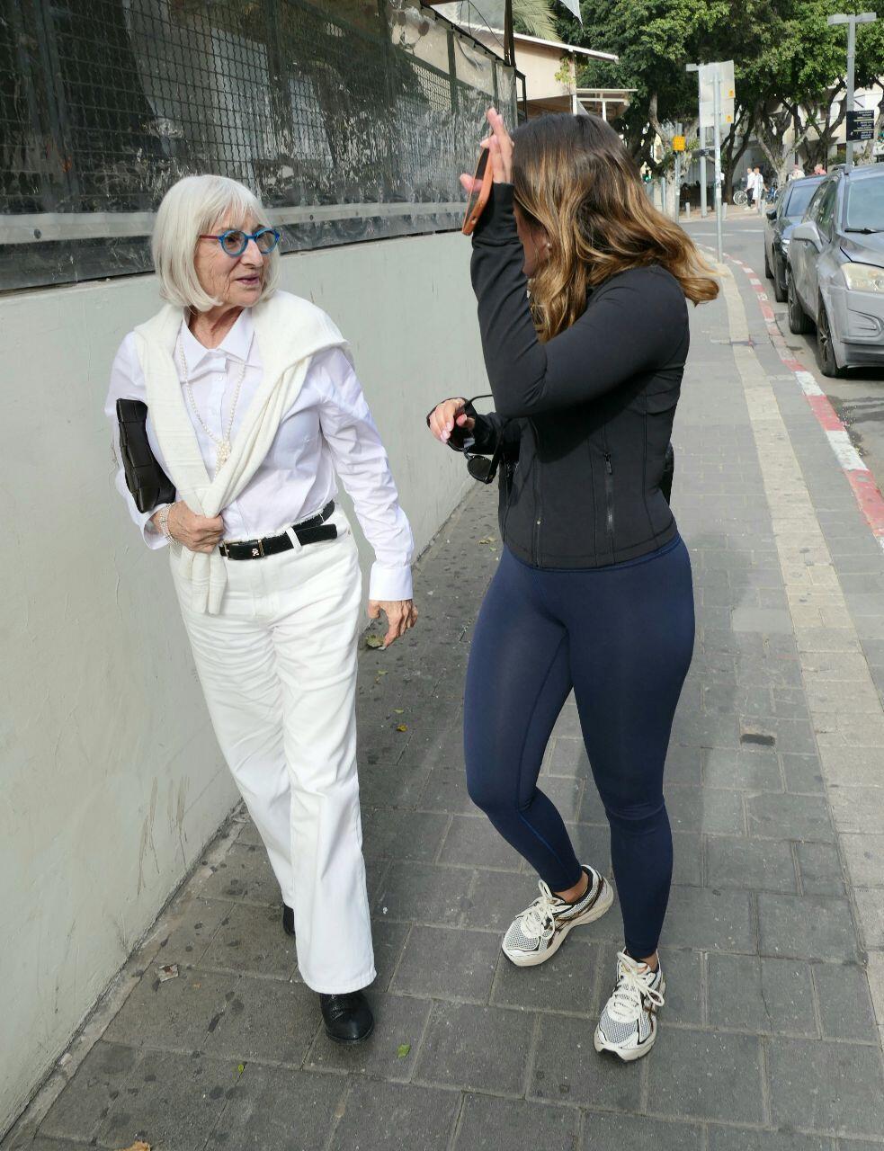 פפראצי אסף גרניט יחד עם אמא שלו 