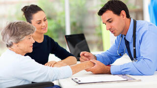 ליווי קשישה במהלך בדיקה רפואית