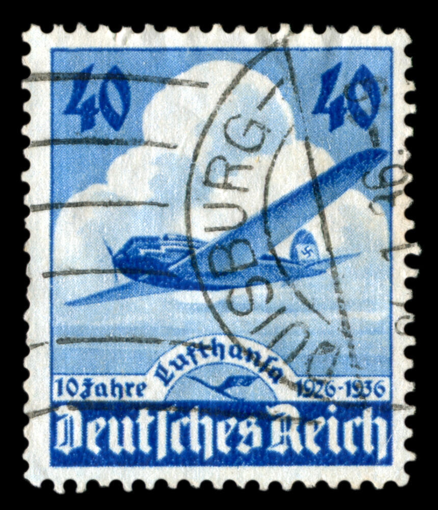 גרמניה, סביבות 1936: בול היסטורי לציון עשור להקמת לופטהנזה. על הבול נראה מטוס נוסעים ודואר מדגם היינקל He 70, עם חותמת של הרייך השלישי