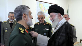 חמינאי מעניק עיטור למפקד חאג'יזאדה