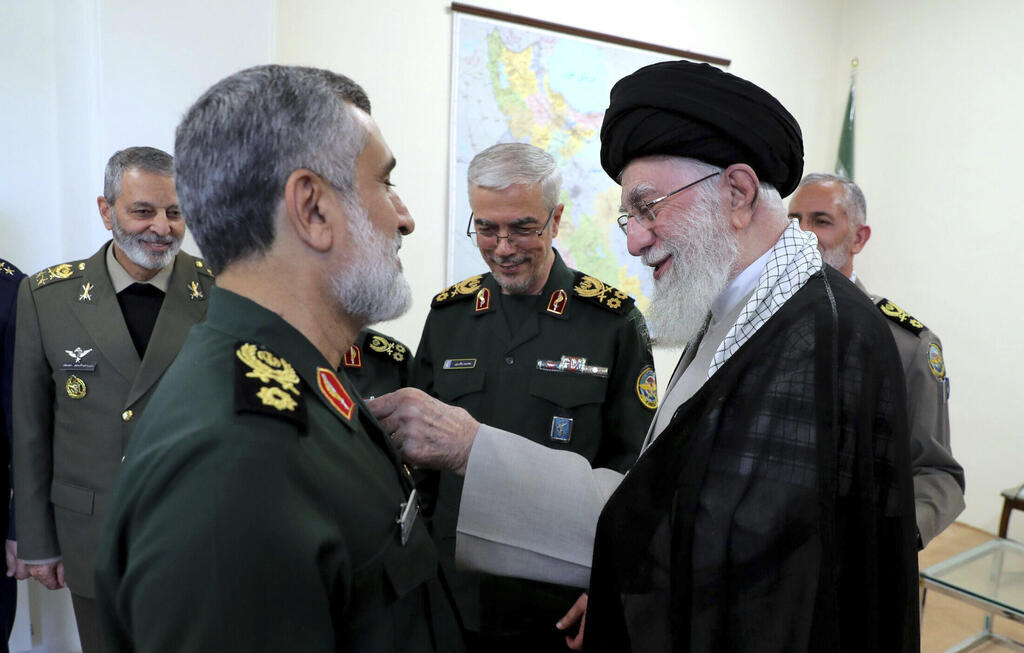 Photo: Office of the Iranian Supreme Leader via AP חמינאי מעניק עיטור למפקד חאג'יזאדה