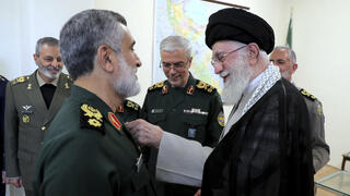 חמינאי מעניק עיטור למפקד חאג'יזאדה