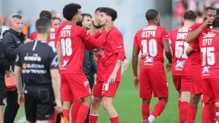 שחקני הפועל ת"א חוגגים