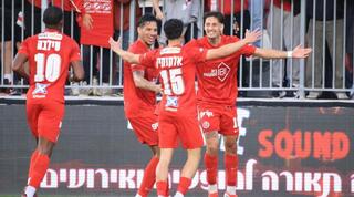שחקני הפועל תל אביב חוגגים
