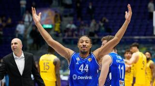 אלייז'ה סטיוארט חוגג