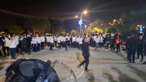 חרדים בהפגנה בכניסה לתחנת המשטרה באופקים עקב הסגרתו של אברך באזור