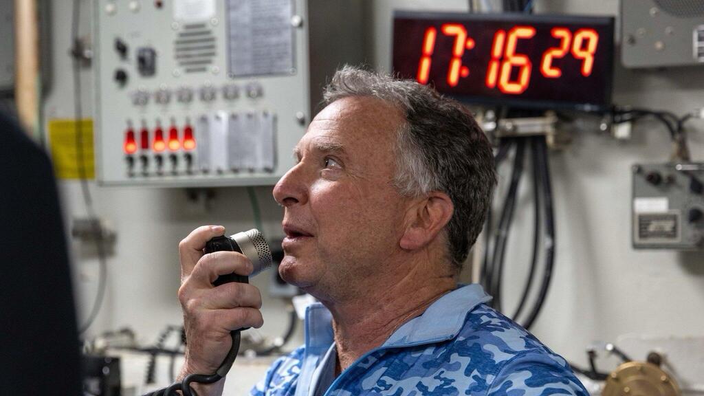 בראד קופר, ג'ארד קושנר וסטיב וויטקוף על נושאת המטוסים האמריקאית