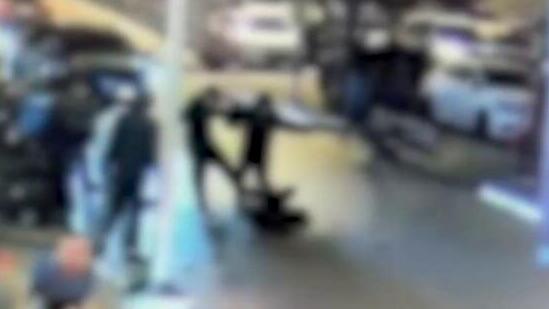 תיעוד: חרדים תוקפים ושודדים איש מכירות של ממ"דים מחוץ לקניון איילון