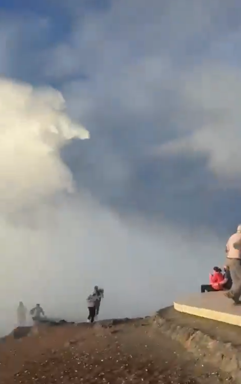 תיירים מסתכנים מול גלי ענק באיים הקנריים