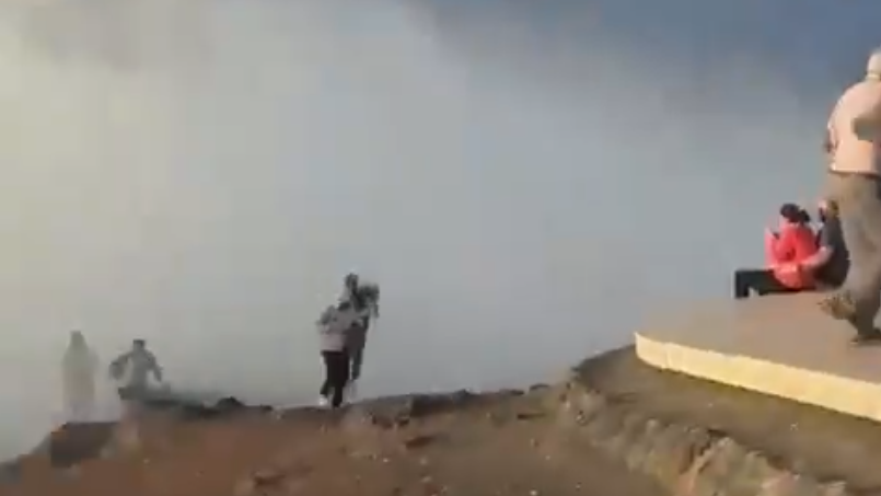 תיירים מסתכנים מול גלי ענק באיים הקנריים