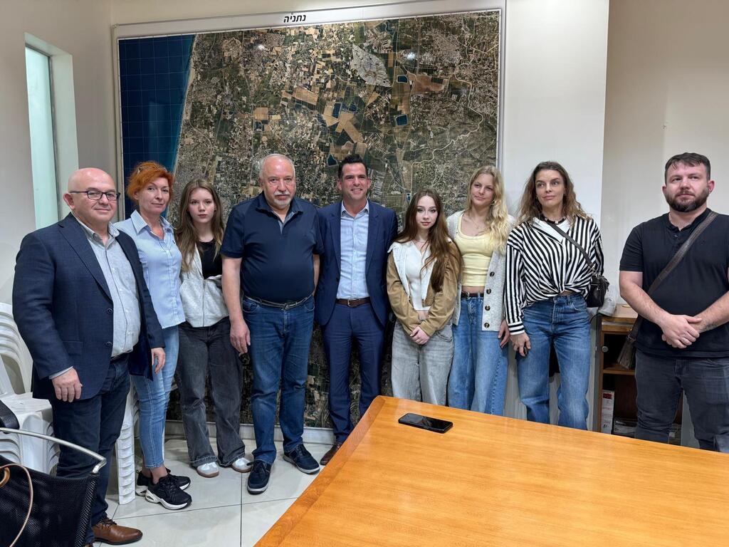 Авигдор Либерман встретился с пострадавшими от расистского инцидента школьницами