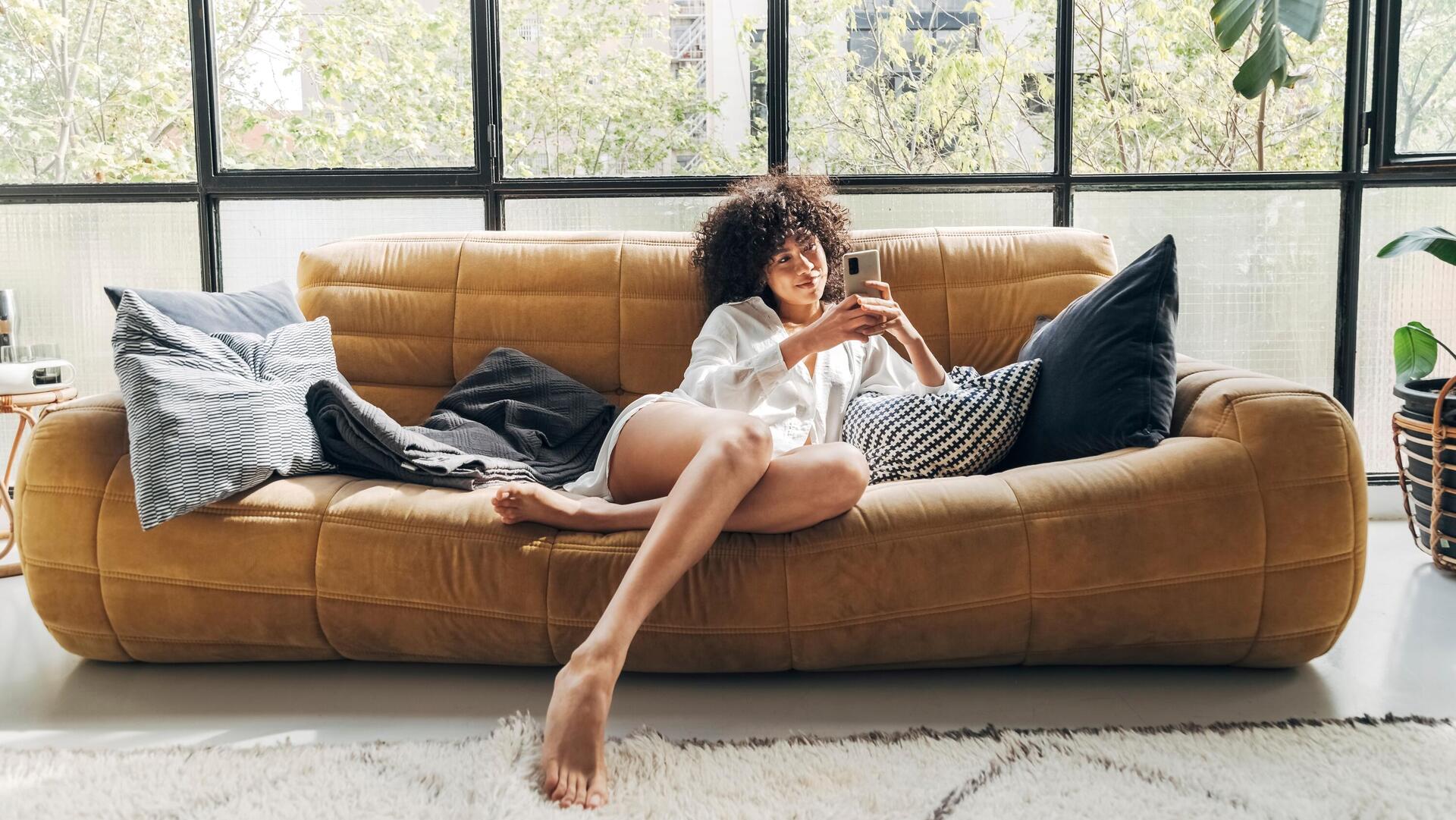 ספה חומה מחליפה את האפור