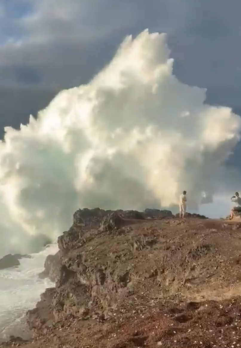 תיירים מסתכנים מול גלי ענק באיים הקנריים