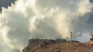 תיירים מסתכנים מול גלי ענק באיים הקנריים