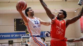 דרו קרופורד עולה לסל