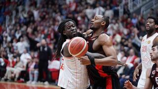 שחקן הפועל ת"א ג'ונתן מוטלי מול הפועל ירושלים אוסטין וויילי