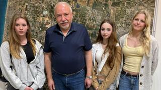 Авигдор Либерман встретился с пострадавшими от расистского инцидента школьницами