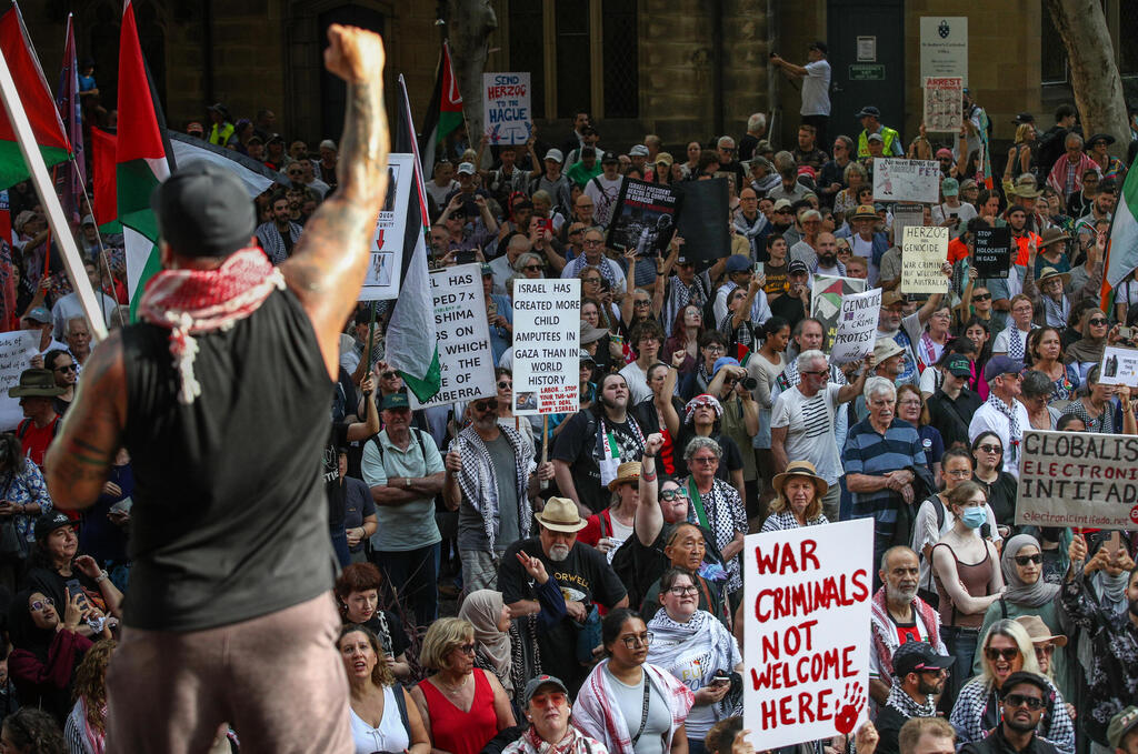 מפגינים נגד ביקור הנשיא הרצוג בסידני