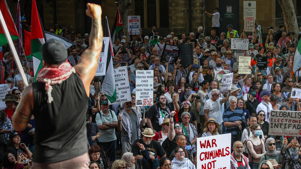 Anti-Israeli protestors in Australia (Photo: Lisa Maree Williams/Getty Images) מפגינים נגד ביקור הנשיא הרצוג בסידני