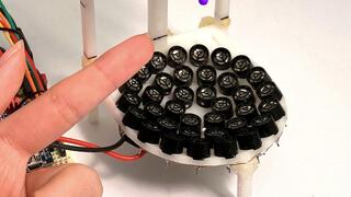 סוג חדש של גביש זמן – גביש שחלקיקיו מרחפים באמצעות גלי קול, תוך כדי אינטראקציה זה עם זה. בתמונה ניתן להבחין בכדורית בצבע סגול, שמרחפת באוויר הודות לגלי קול הבוקעים מרמקולים המסודרים במבנה התורם לכך