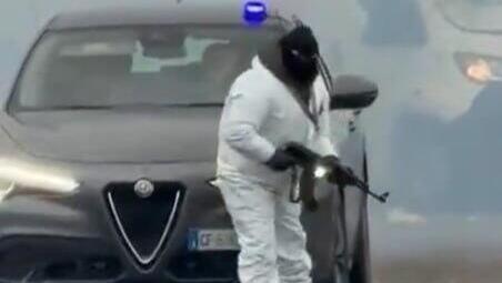  איטליה ברינדיסי שוד רכב משוריין להובלת מזומנים מול המצלמות