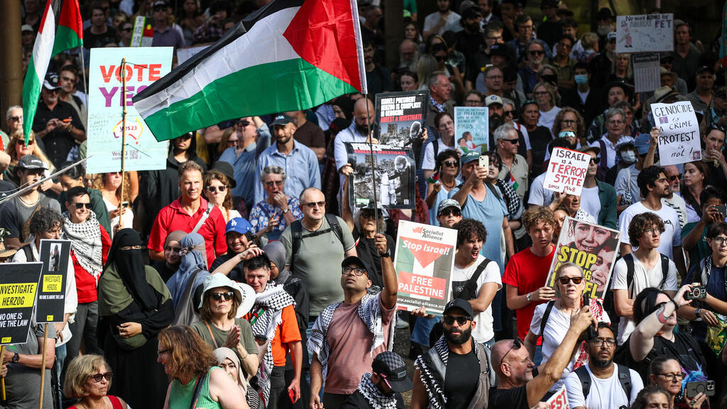 מפגינים נגד ביקור הנשיא הרצוג בסידני