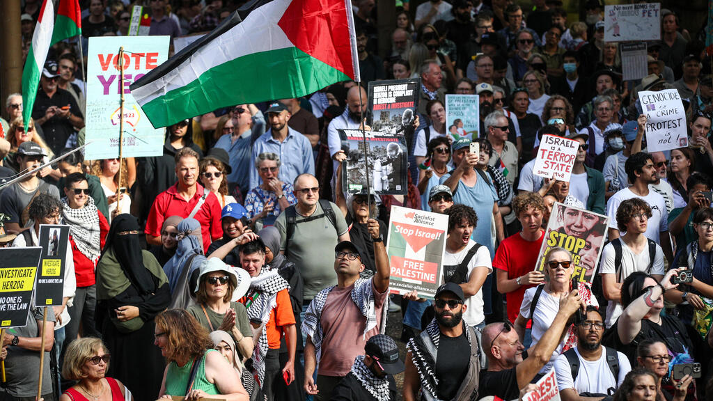 Protest against Israeli President Isaac Herzog's visit to Sydney following Bondi Beach attack (Photo: Lisa Maree Williams/Getty Images) מפגינים נגד ביקור הנשיא הרצוג בסידני