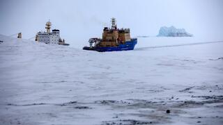 שוברת קרח מפלסת את דרכה של ספינת משא ברוסיה, כשניתן להבחין בסימני הפיח על מעטה השלג הלבן
