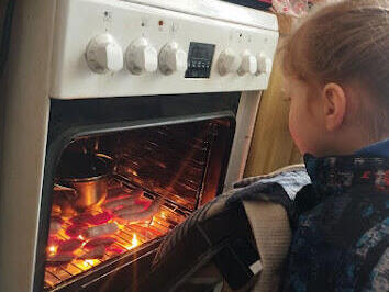 Дети согреваются у газовой плиты, в которую кладут угли (Фото предоставлено "Симха ХАБАД") К статье Докса