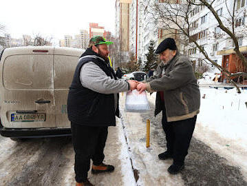 Пожилым людям развозят телую еду (Фото предоставлено "Симха ХАБАД") К статье Докса