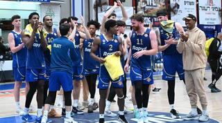 שחקני מכבי תל אביב חוגגים