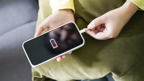 יש לכם אייפון או גלקסי? הסוללה שלכם נגמרת כנראה מהר