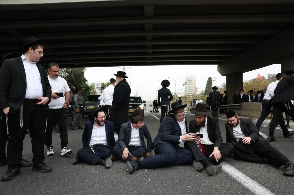 הפגנת חרדים בצומת קוקה קולה