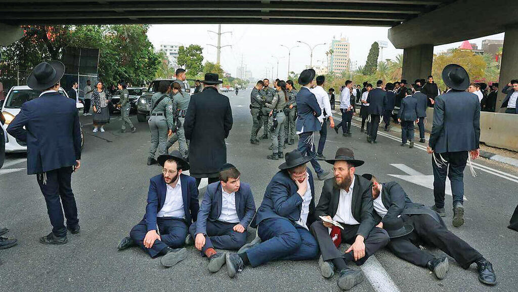 Протестующие ортодоксы блокируют шоссе