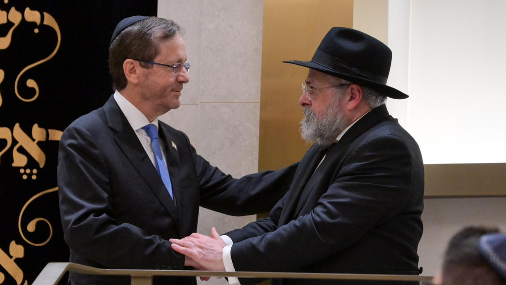 Ицхак Герцог и раввин Йегорам Ульман (Фото: Мааян Туаф, ЛААМ) נשיא המדינה בטקס זיכרון בבית חב"ד יחד עם ראש ממשלת אוסטרליה