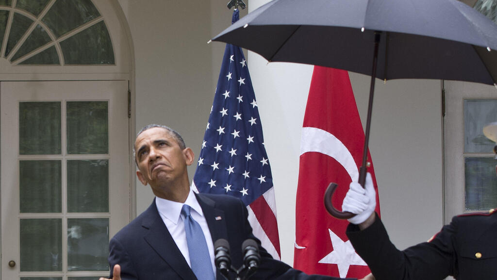 חייל מחזיק מטרייה מעל ברק אובמה , 2013