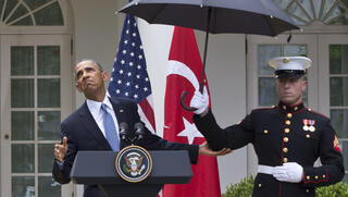 חייל מחזיק מטרייה מעל ברק אובמה , 2013