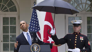 למה גברים מתביישים ללכת עם מטרייה ברחוב?