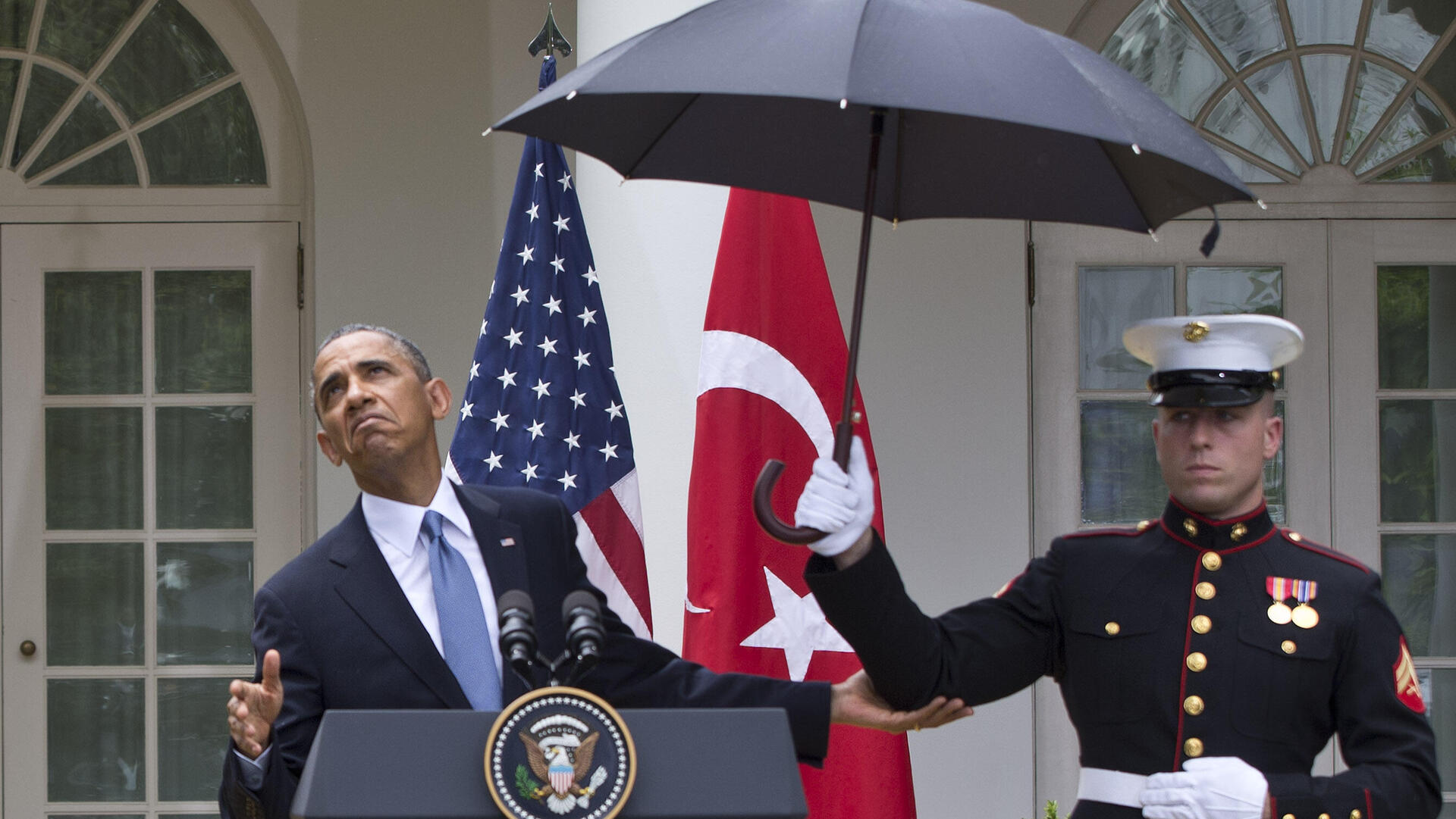 חייל מחזיק מטרייה מעל ברק אובמה , 2013